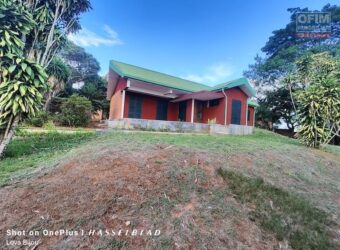 En location maison de plain-pied de type F5 sur un terrain arboré de 1200 m2 située à Talatamaty