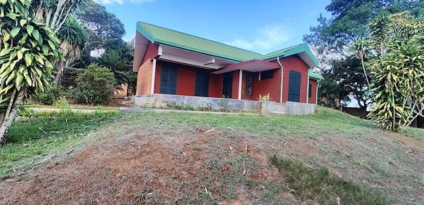 En location maison de plain-pied de type F5 sur un terrain arboré de 1200 m2 située à Talatamaty