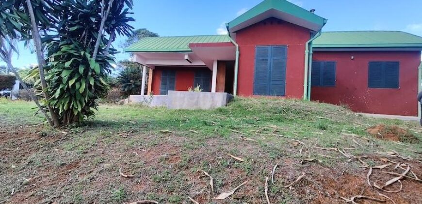 En location maison de plain-pied de type F5 sur un terrain arboré de 1200 m2 située à Talatamaty