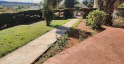 En location maison de plain-pied de type F5 sur un terrain arboré de 1200 m2 située à Talatamaty