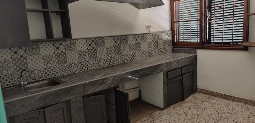 En location maison de plain-pied de type F5 sur un terrain arboré de 1200 m2 située à Talatamaty