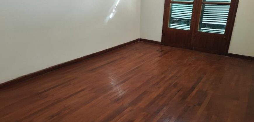 En location maison de plain-pied de type F5 sur un terrain arboré de 1200 m2 située à Talatamaty