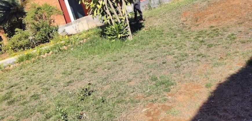 En location maison de plain-pied de type F5 sur un terrain arboré de 1200 m2 située à Talatamaty