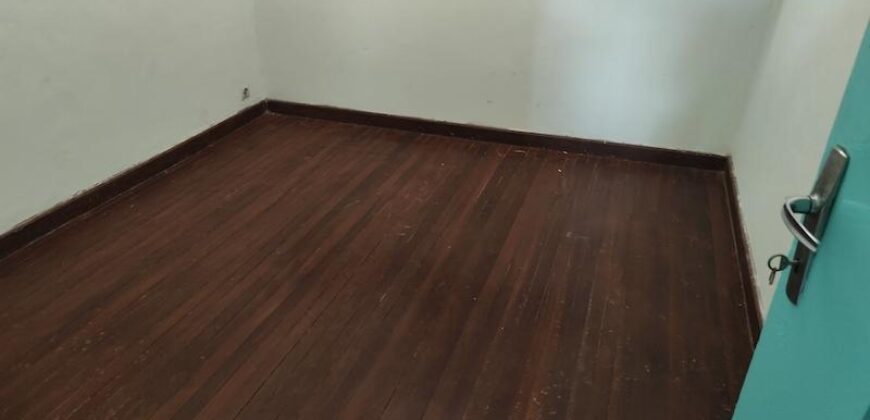 En location maison de plain-pied de type F5 sur un terrain arboré de 1200 m2 située à Talatamaty