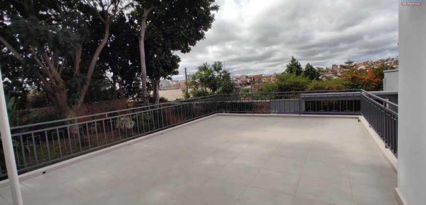 Location d’une vaste villa T5 située dans le quartier résidentiel et paisible d’Androhibe