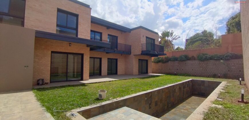 Location d’une magnifique villa T4+ neuve avec piscine située à Ambatobe
