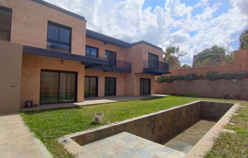Location d’une magnifique villa T4+ neuve avec piscine située à Ambatobe