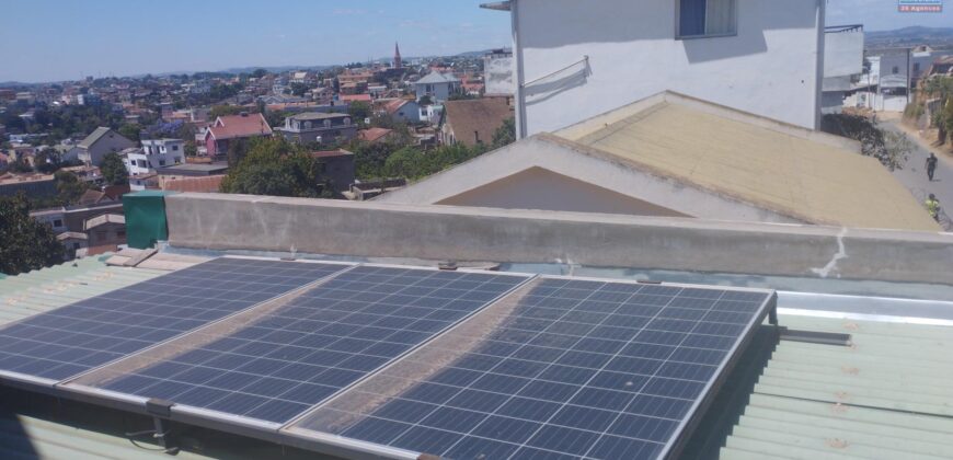 À vendre villa moderne F6 meublée + studio et maison F3 à rénover à Ambohibao