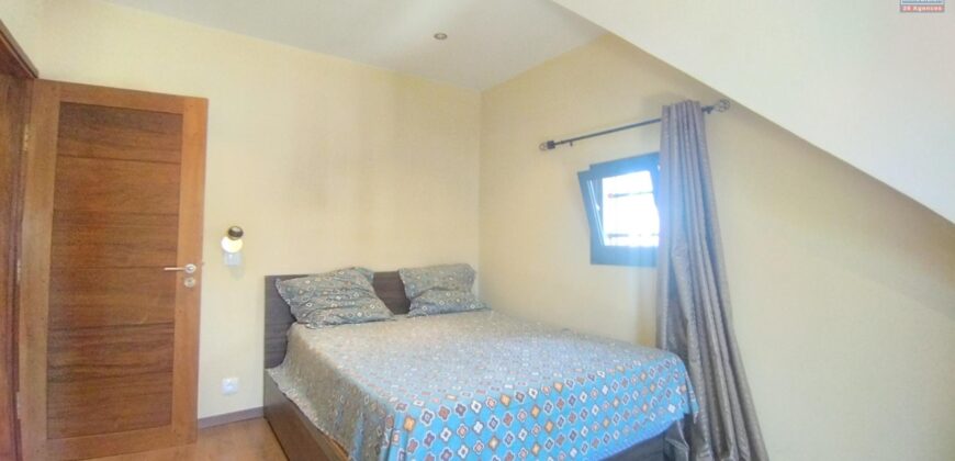 À vendre villa moderne F6 meublée + studio et maison F3 à rénover à Ambohibao