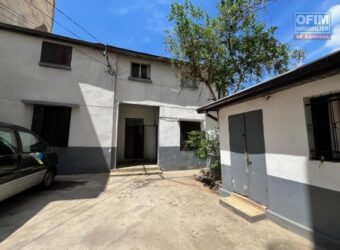 En vente une maison ancienne de type F5 implantée sur un terrain de 223 m² à Isoraka