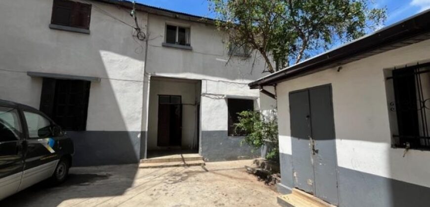 En vente une maison ancienne de type F5 implantée sur un terrain de 223 m² à Isoraka