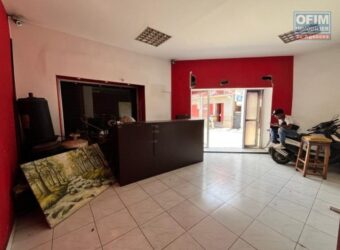 À louer local commercial sur 2 niveaux situé en bord de route à Isoraka