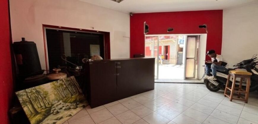 À louer local commercial sur 2 niveaux situé en bord de route à Isoraka