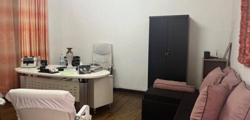 À louer local commercial sur 2 niveaux situé en bord de route à Isoraka