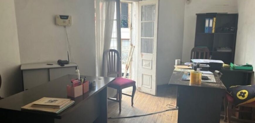 À louer local commercial sur 2 niveaux situé en bord de route à Isoraka