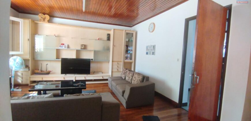 À louer une maison T6 située en bord de route principale à Nanisana