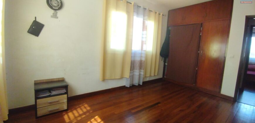 À louer une maison T6 située en bord de route principale à Nanisana