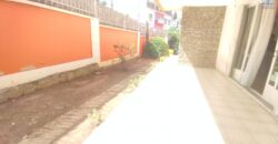 À louer une maison T6 située en bord de route principale à Nanisana