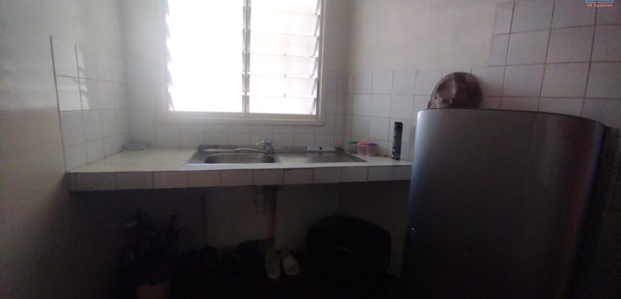 À louer une maison T6 située en bord de route principale à Nanisana