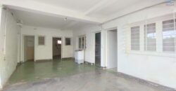 À louer une maison T6 située en bord de route principale à Nanisana