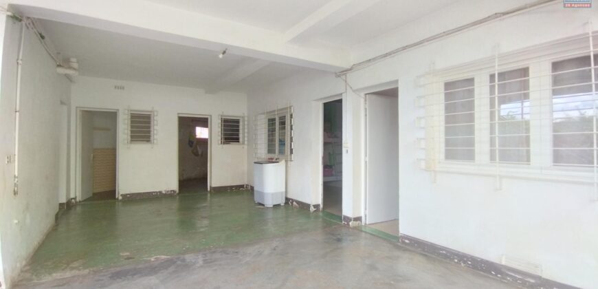 À louer une maison T6 située en bord de route principale à Nanisana