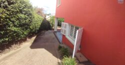 À louer une maison T6 située en bord de route principale à Nanisana