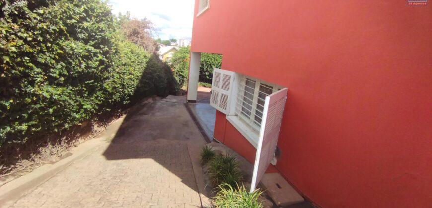 À louer une maison T6 située en bord de route principale à Nanisana