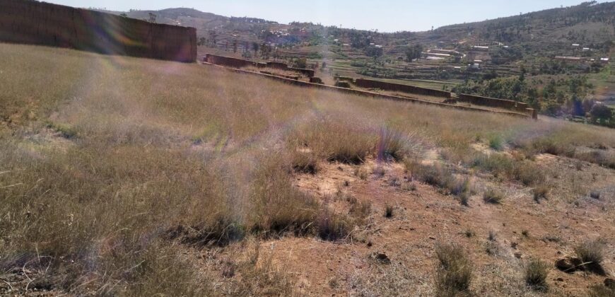 En vente un terrain de 9 000 m² idéalement situé le long de la RN2, à Ambohimalaza