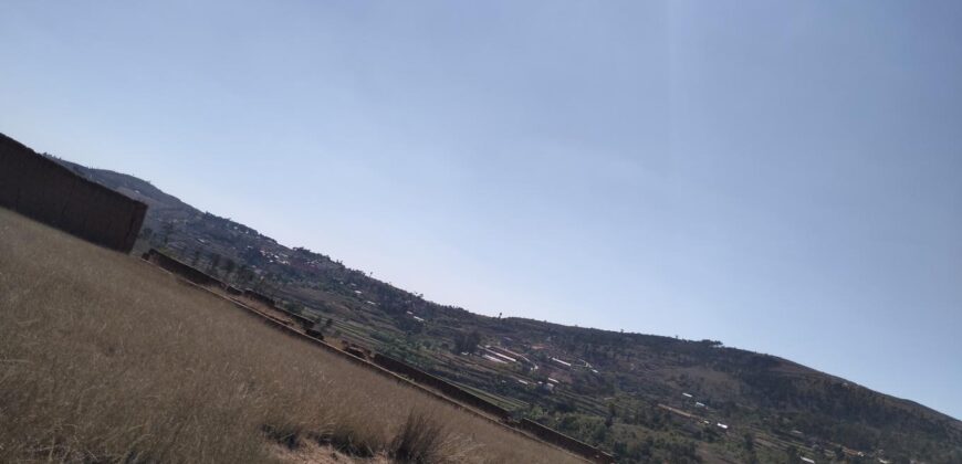 En vente un terrain de 9 000 m² idéalement situé le long de la RN2, à Ambohimalaza