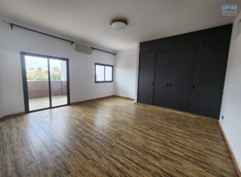 Location d&rsquo;un appartement de standing T4+ situé dans un quartier résidentiel calme et prisé à Ambohibao