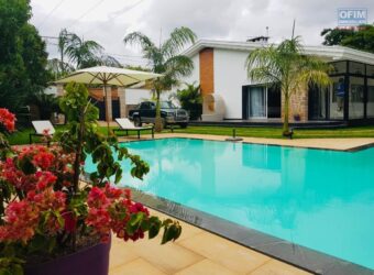 À louer une belle villa T5 meublée avec piscine située dans un quartier résidentiel calme à Andohanimandroseza