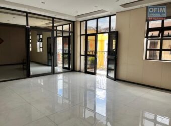 À louer deux bureaux de 50 m2 et 90 m2 situés à Analakely