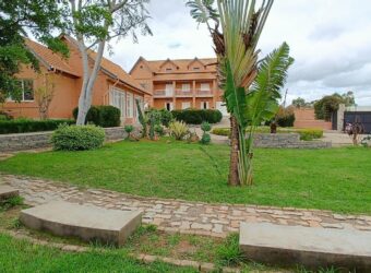 À vendre magnifique propriété de 2 250 m² située à Alasora comprenant deux bâtis : une villa T8 et une salle événementielle