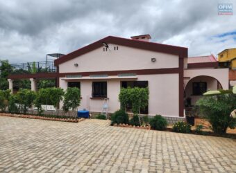 Location d&rsquo;une superbe villa meublée de type F5 sur un terrain de 100m2 située à Ivato