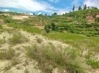 À vendre terrain de 1700 m2 situé en bord de route principale dans un quartier calme