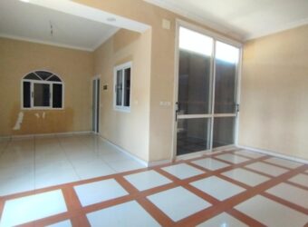 En vente une maison à étage de type F4 sur terrain 380 m2 située à Ambohidratromo