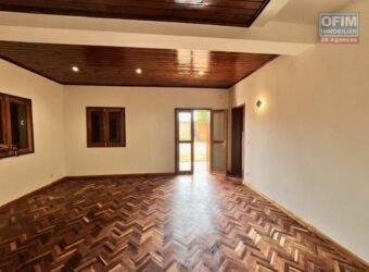Vendre d&rsquo;une maison T4 de 200m2 sur un terrain de 338 m2 située à Anosy Avaratra