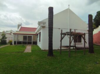 À vendre une grande villa T7 entièrement rénovée située dans une résidence sécurisée à Tanjombato