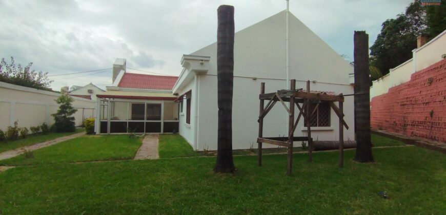 À vendre une grande villa T7 entièrement rénovée située dans une résidence sécurisée à Tanjombato