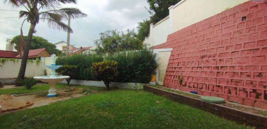 À vendre une grande villa T7 entièrement rénovée située dans une résidence sécurisée à Tanjombato