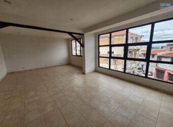 À louer un local professionnel avec rooftop situé à Antaninandro