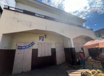 Vente d&rsquo;une maison située en bord de route à Ambohimanarina