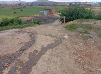 À vendre un beau terrain constructible situé en bord de route dans une zone stratégique de By-Pass