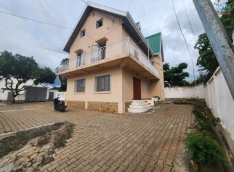 À louer villa T7 à étage située dans un quartier résidentiel calme à Mamamba Ambohibao