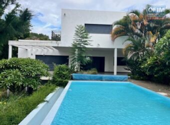 À louer une une superbe villa T6 avec piscine située dans un quartier calme à Ambatobe