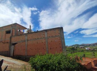À vendre maison à étage en cours de finition située à Ambohimanambola