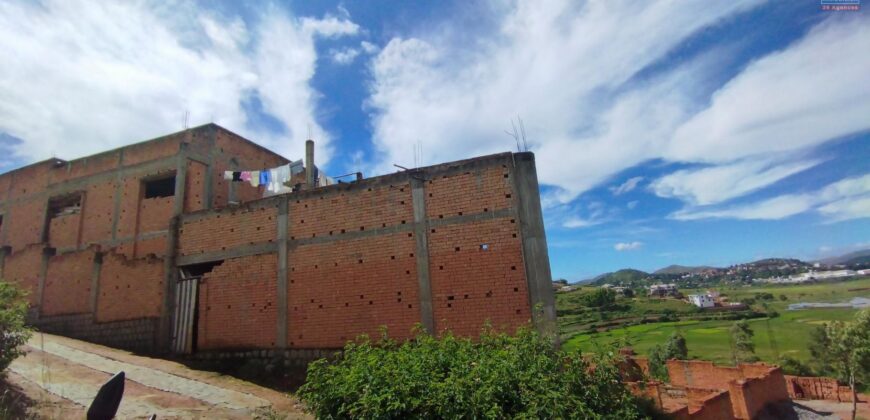 À vendre maison à étage en cours de finition située à Ambohimanambola