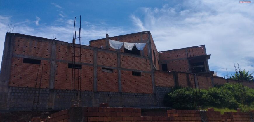 À vendre maison à étage en cours de finition située à Ambohimanambola