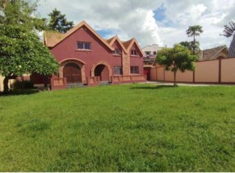 À louer une grande villa T7 sur un vaste terrain de 856 m2 située à Ambatoroka- Antananarivo