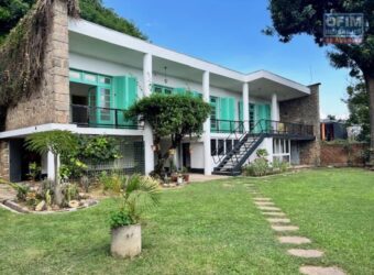 À louer une villa de type F4 avec jardin située dans un quartier calme à Ambatobe